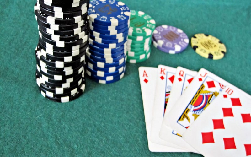 Tìm hiểu sơ lược về game poker Hello88